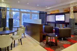 汉诺威翰诺威马斯湖万豪度假酒店的餐厅设有桌椅和平面电视。