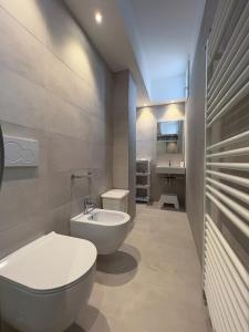 里乔内Residenza Clelia Riccione的浴室配有白色卫生间和盥洗盆。