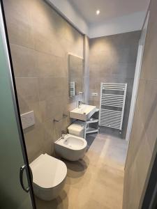里乔内Residenza Clelia Riccione的浴室设有2个水槽、卫生间和镜子。