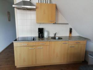 比伦Uut in Thuus的一个带水槽和楼梯的小厨房