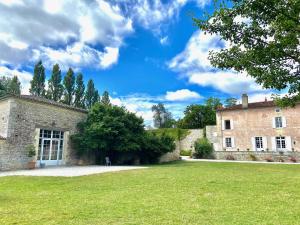 Le Domaine de la Gravette的享有带庭院的建筑的外部景色