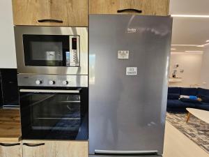 地拉那Tower Bridge Apartment的厨房配有冰箱和微波炉。