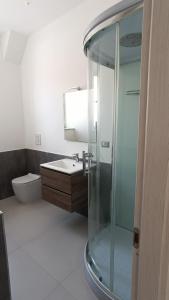 Bacu AbisCivico 7的带淋浴、盥洗盆和卫生间的浴室