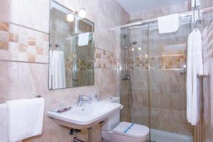卡沃内拉斯Miramar的一间带水槽、卫生间和淋浴的浴室