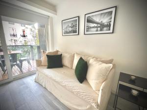 布宜诺斯艾利斯Exclusive Apartment in the Heart of Palermo Viejo PV1 by Apartments Bariloche的客厅配有带2个绿色枕头的白色沙发