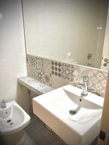布宜诺斯艾利斯Exclusive Apartment in the Heart of Palermo Viejo PV1 by Apartments Bariloche的一间带水槽、镜子和卫生间的浴室