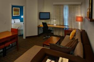 丹伯里丹伯里原住客栈的酒店客房设有沙发、书桌和床。