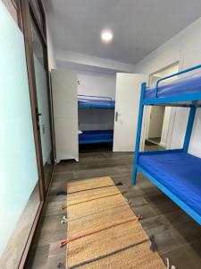 拉波尔特拉德瓦尔卡Vagabond Vieiras Beds & Dinner Albergue的客房设有两张双层床和镜子
