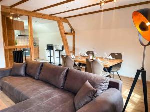 坎德施泰格Alpine Chalet的客厅配有沙发和桌椅