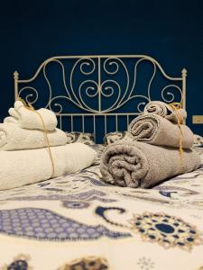 萨尔泰阿诺Claves Claustri - Appartamento storico con balcone的一张蓝色和白色的床,上面有毛巾