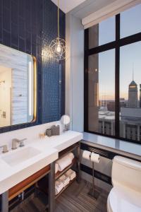 明尼阿波利斯Rand Tower Hotel, Minneapolis, a Tribute Portfolio Hotel的一间带水槽和窗户的浴室
