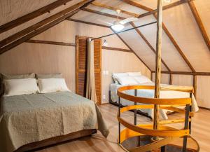 本图贡萨尔维斯Casa di legno italiana的卧室配有一张床和一张桌子