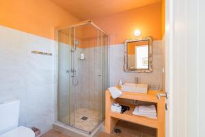 米尔芳提斯城哥塔鲁尔旅游乡村民宿的带淋浴和盥洗盆的浴室
