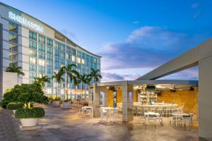 圣胡安Sheraton Puerto Rico Resort & Casino的大楼前设有桌椅的酒店