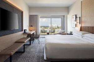 圣胡安Sheraton Puerto Rico Resort & Casino的配有一张床和一台平面电视的酒店客房