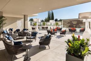 蒙特利公园市Courtyard by Marriott Los Angeles Monterey Park的大楼内带桌椅的庭院