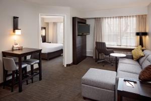 阿林顿阿灵顿原住客栈酒店的酒店客房设有沙发、桌子和床。