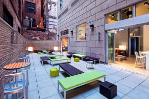纽约雅乐轩曼哈顿市区酒店 - 金融区的大楼内带桌子和长凳的餐厅