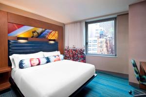 纽约雅乐轩曼哈顿市区酒店 - 金融区的卧室设有一张白色大床和一扇窗户。