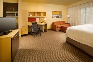 格雷普韦恩达拉斯沃斯堡国际机场北/格普宛万豪广场套房酒店的配有一张床和一张书桌的酒店客房