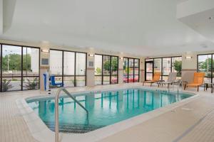 尼亚加拉瀑布尼亚加拉瀑布万怡酒店，美国的一座大型游泳池,位于一座带窗户的建筑内