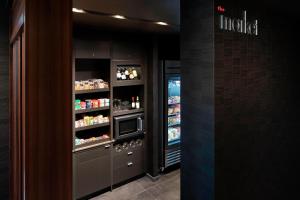 特洛伊Courtyard by Marriott Albany Troy/Waterfront的厨房配有带食品的开放式冰箱。