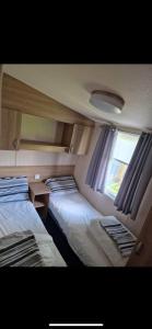 莫尔顿136 Beech at Flamingo Land的小型客房 - 带2张床和窗户