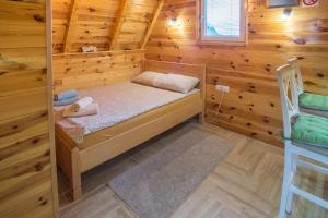 扎布利亚克Cottage Danilo的小木屋内的小型客房 - 带一张床