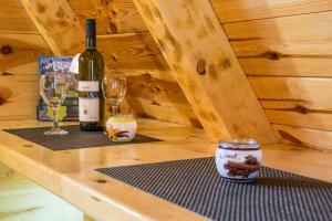 扎布利亚克Cottage Danilo的一张带两杯酒和一瓶葡萄酒的木桌