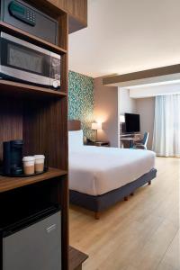阿瓜斯卡连特斯Fairfield Inn & Suites by Marriott Aguascalientes的酒店客房带一张床和一台微波炉