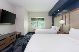 利索尼亚亚特兰大斯通克雷斯特万豪费尔菲尔德套房酒店的酒店客房设有两张床和一台平面电视。