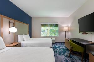 利索尼亚亚特兰大斯通克雷斯特万豪费尔菲尔德套房酒店的酒店客房配有两张床和一张书桌