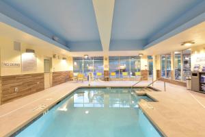 欧克莱尔欧克雷尔/奇珀瓦福尔斯费尔菲尔德客栈及套房的在酒店房间的一个大型游泳池