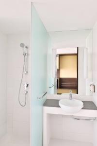 艾哈迈达巴德Fairfield by Marriott Ahmedabad的白色的浴室设有水槽和淋浴。