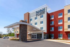 奥古斯塔Fairfield Inn & Suites by Marriott Augusta Washington Rd./I-20的酒店前方的 ⁇ 染