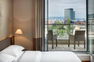 布拉迪斯拉发布拉迪斯拉发喜来登酒店的酒店客房设有一张床和一个大窗户