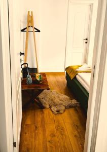 西蒙Voinescu House - Natural Living & Eating的客房铺有木地板,配有一张床和一张桌子。