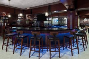 麦迪逊福朋亨茨维尔机场酒店的酒吧设有木凳和蓝色柜台