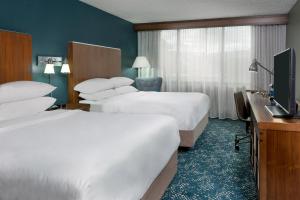 麦迪逊福朋亨茨维尔机场酒店的酒店客房设有两张床和电视。