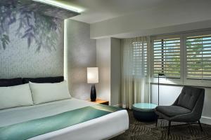 洛杉矶洛杉矶西比佛利山庄W酒店的配有一张床和一把椅子的酒店客房