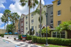 迈阿密TownePlace Suites Miami West Doral Area的享有棕榈树建筑的街景
