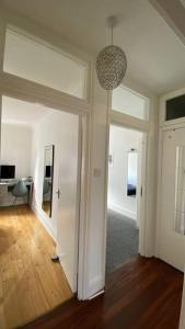 2 Bedroom Flat in Camberwell Green - Central Location with excellent connections to tourist attractions and main London airports的电视和/或娱乐中心