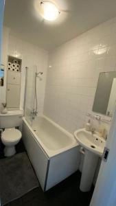 伦敦2 Bedroom Flat in Camberwell Green - Central Location with excellent connections to tourist attractions and main London airports的白色的浴室设有卫生间和水槽。