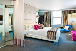 芝加哥W芝加哥城市之心酒店 的酒店客房,配有床和镜子