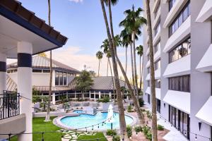 梅萨Delta Hotels by Marriott Phoenix Mesa的享有度假村游泳池的空中景致