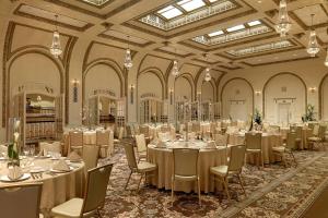 达文波特黑鹰酒店 - 签名收藏集团的一个带桌椅的大型宴会厅