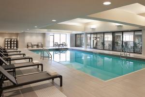 多伦多威斯汀多伦多机场酒店的一个带躺椅的游泳池和一个游泳池