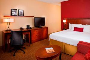 墨尔本墨尔本西万怡酒店的酒店客房配有一张床和一张带电脑的书桌