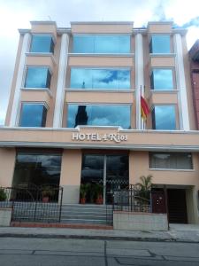 昆卡HOTEL 4 RIOS的酒店和瓷砖建筑,用文字和瓷砖装饰酒店