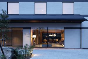 串本町Fairfield by Marriott Wakayama Kushimoto的玻璃门建筑的外墙